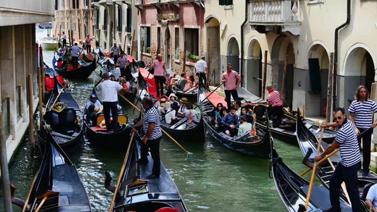 Venedik&#039;te turist yoğunluğu önlem getirdi: Tarihi şehre girmek isteyen 5 avro ödeyecek