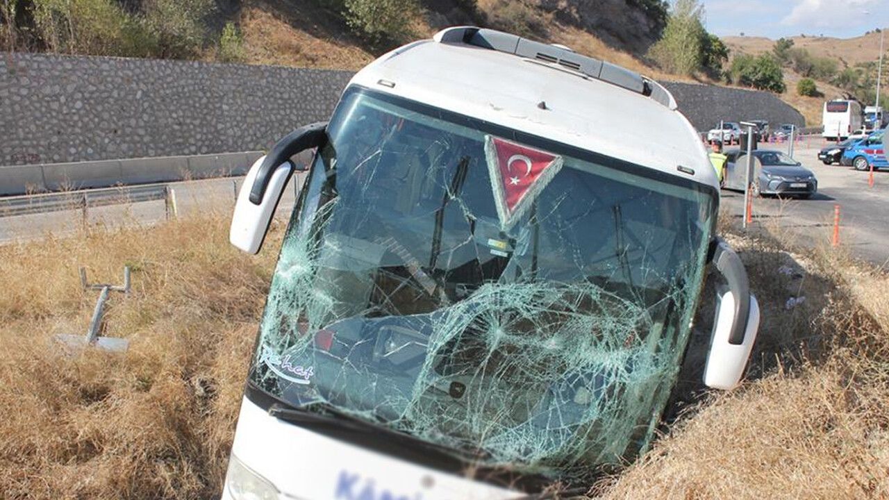Amasya&#039;da korkunç kaza: Yolcu dolu otobüs refüje savruldu