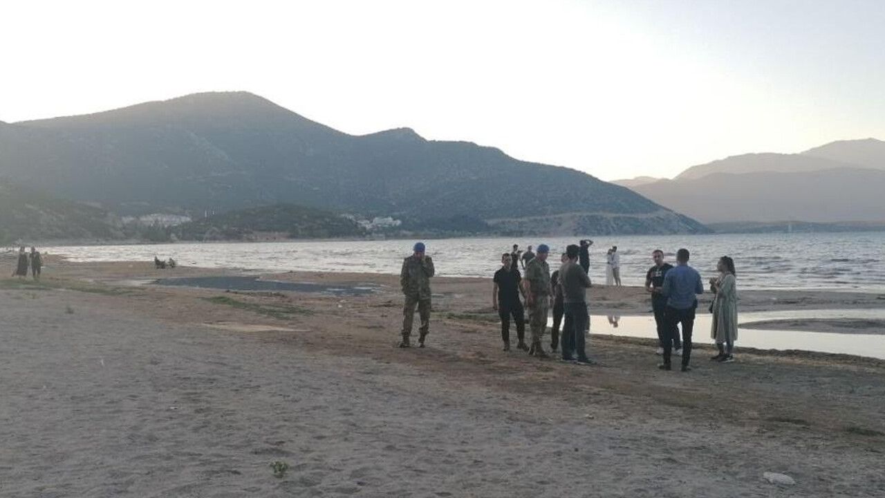 Eğirdir Gölü&#039;nde bomba paniği! Yüzerken fark ettiler, tam 9 adet: İstanbul&#039;dan ekipler sevk edildi