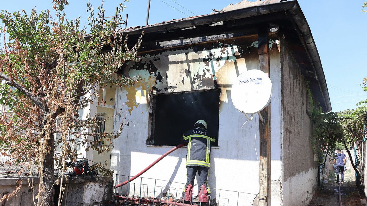 Ev sahibiyle anlaşamayan kiracı evi ateşe verip kaçtı