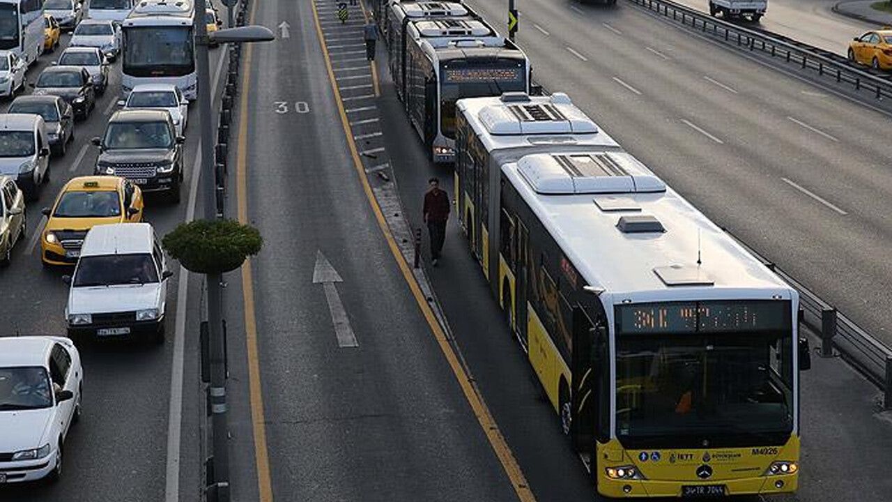 İstanbul&#039;da metrobüs arızalandı, indirilen yolcular isyan etti: &#039;Böyle hizmet mi yapılır&#039;