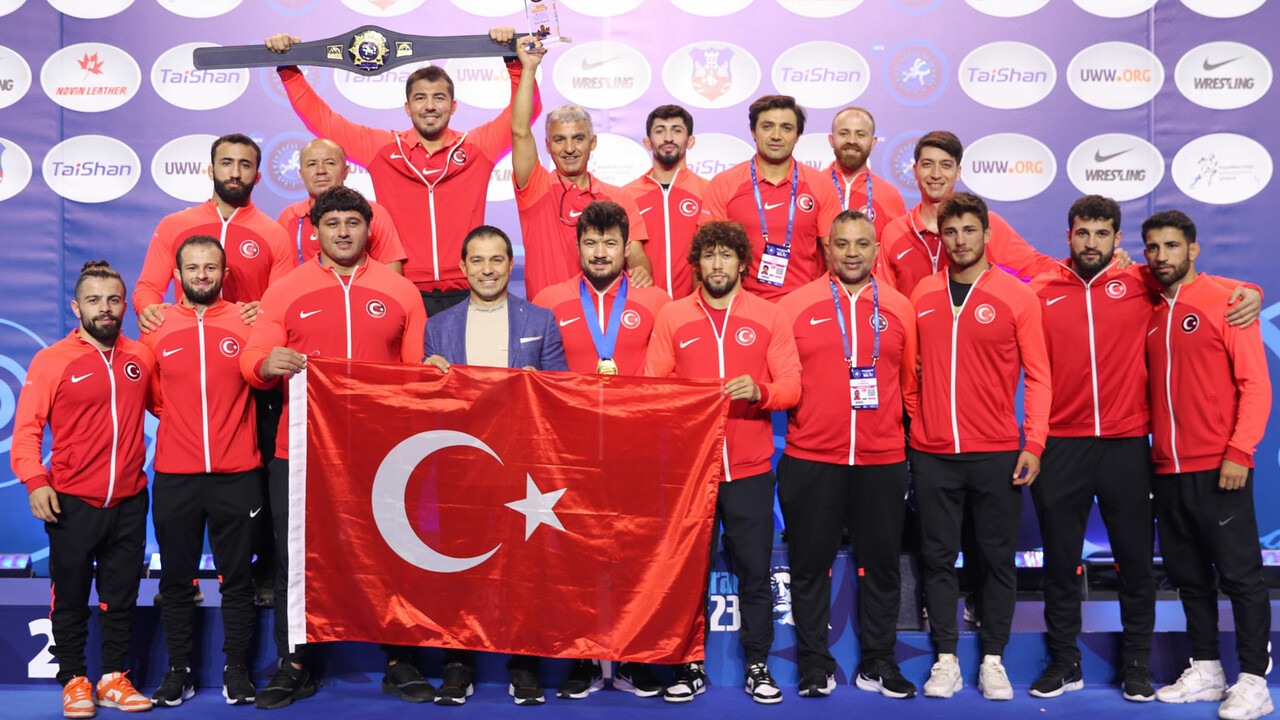 2023 Dünya Güreş Şampiyonası&#039;nda Türkiye’ye madalyalar ile dönen grekoromen güreşçilere coşkulu karşılama