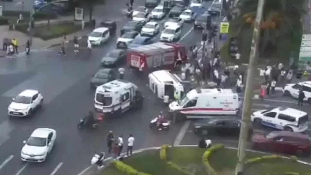 Son dakika: Fatih&#039;te içinde hasta olan ambulans yan yattı
