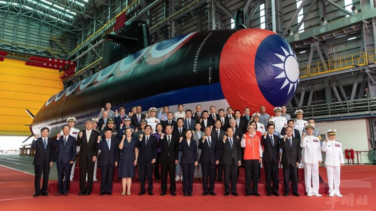 Tayvan&#039;dan Çin&#039;e gözdağı! Savunma denizaltısı suya indirdi