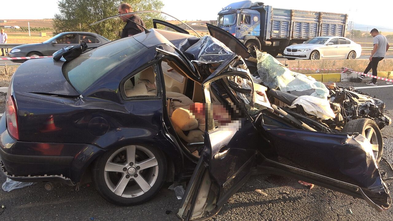 Kırıkkale&#039;de feci kaza! Vinç otomobil ile çarpıştı: Cesetler arabada sıkıştı