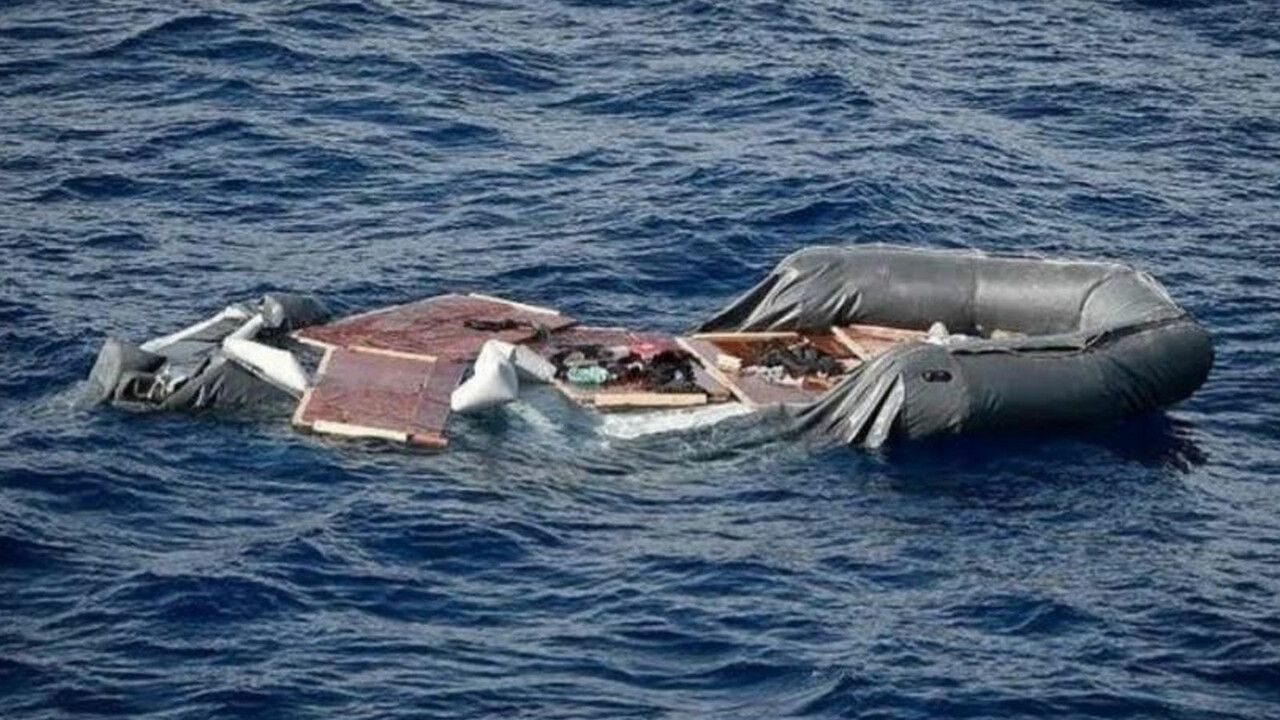 Libya sahil güvenliği, göçmen botunu kasten batırdı! 50 göçmen suda hayat mücadelesi verdi