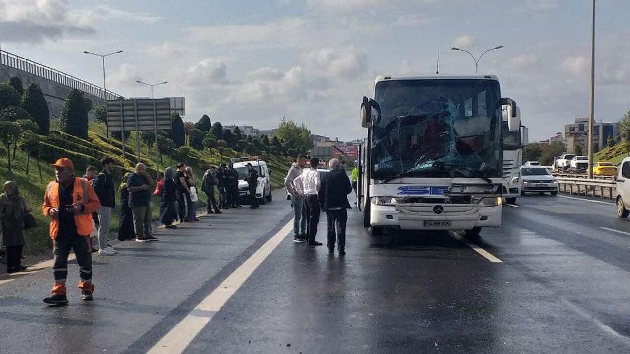 TEM Otoyolu&#039;nda kamyon, tır ve yolcu otobüsü zincirleme kaza: 1 yaralı