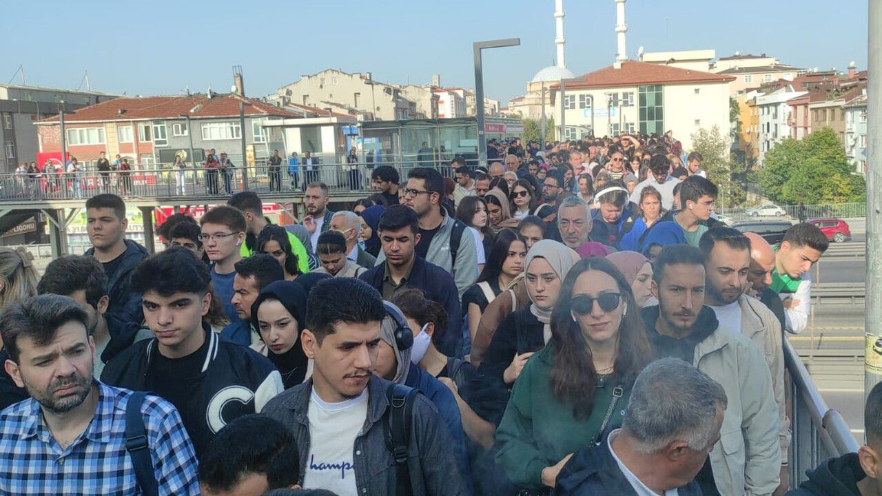 İstanbul&#039;da metrobüs duraklarındaki yoğunluk vatandaşları isyan ettirdi