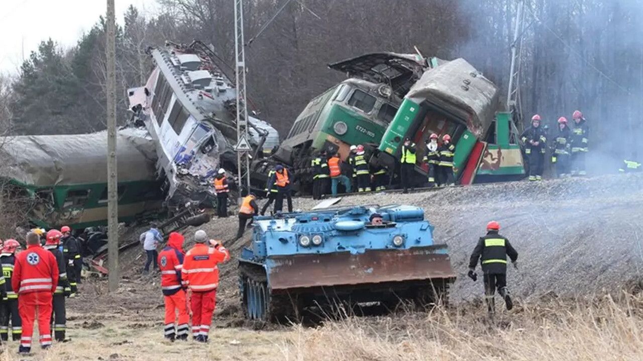 Polonya&#039;da trenler kafa kafaya çarpıştı