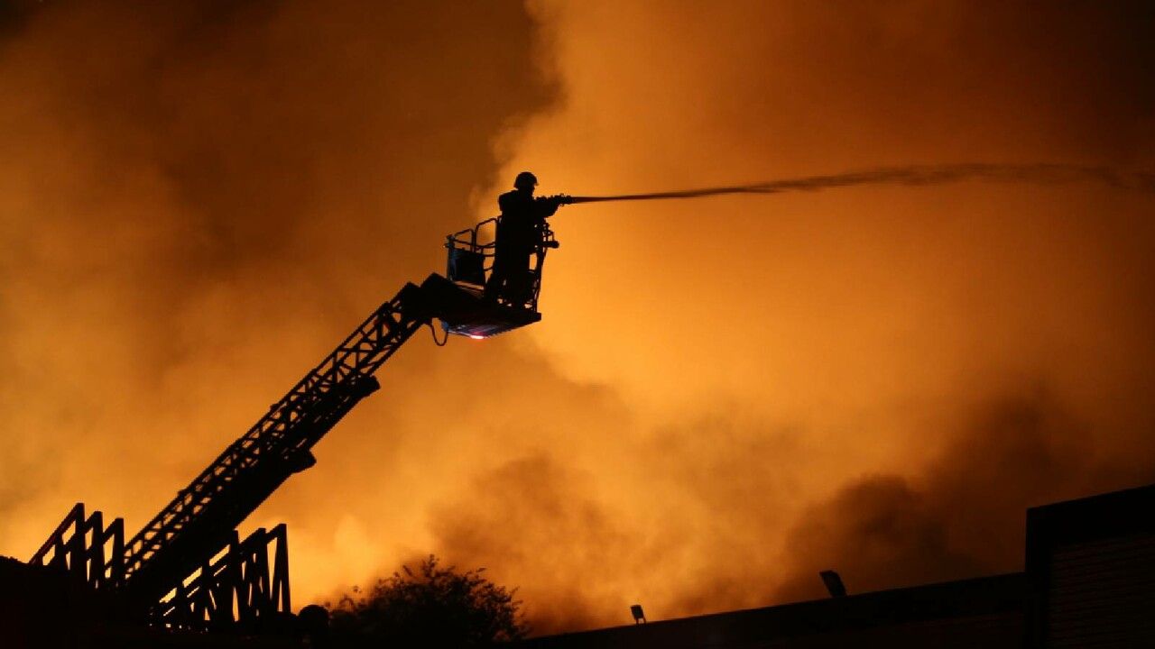 Kırklareli’nde fabrika yangını: Alevler geceyi aydınlattı!