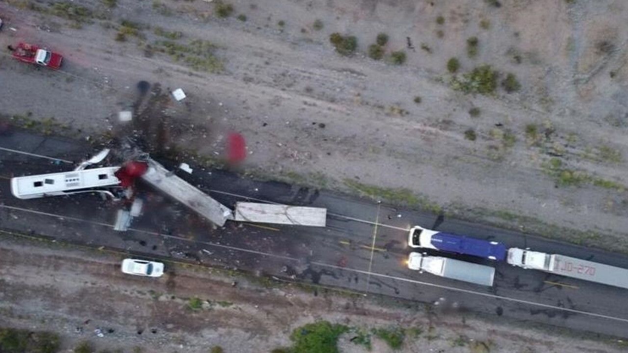 Meksika&#039;da göçmenleri taşıyan otobüs devrildi: 18 ölü