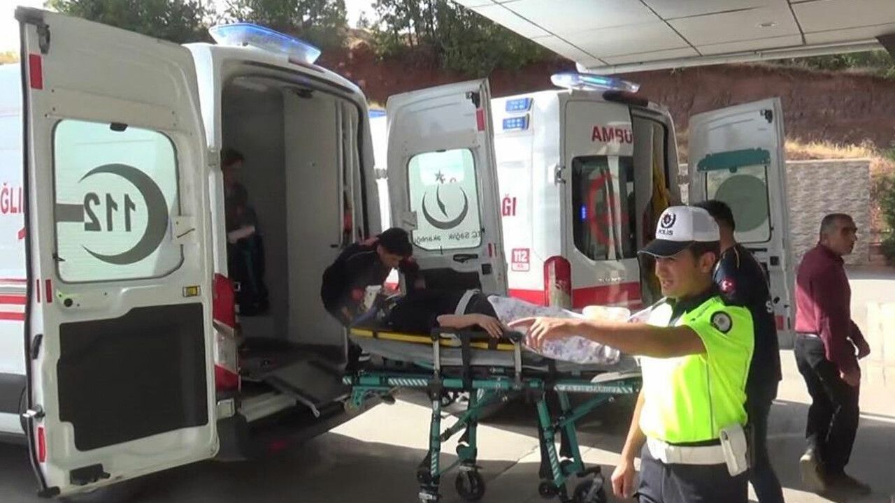 Tunceli&#039;de korkunç kaza! Otomobiller kafa kafaya çarpıştı: 1&#039;i bebek 10 yaralı