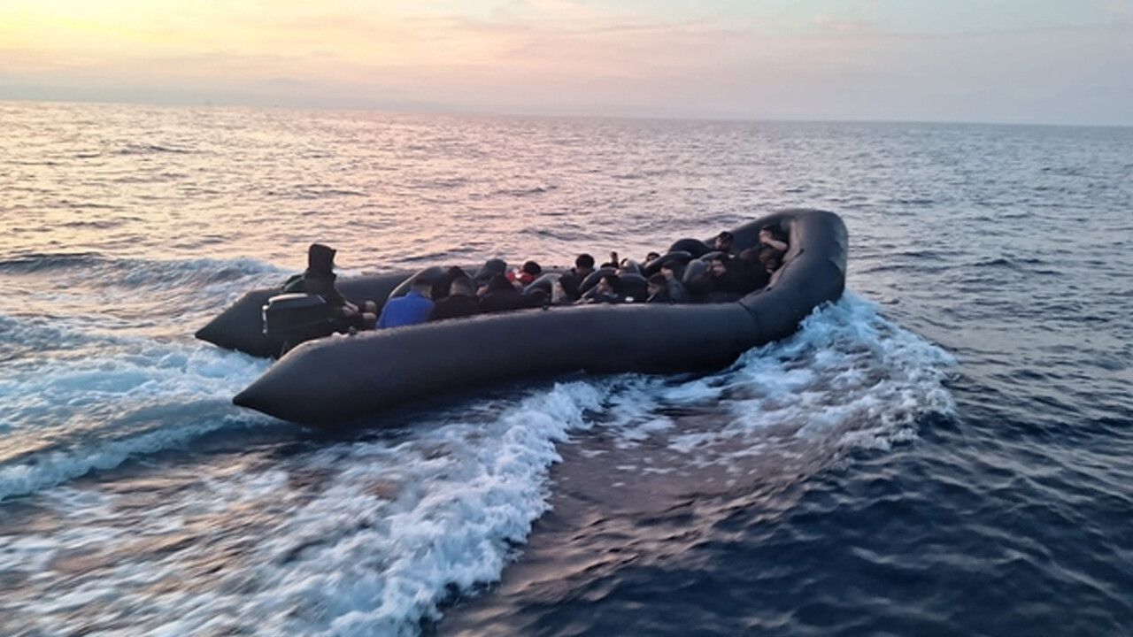 Kuşadası&#039;nda Yunanistan&#039;ın ölüme terk ettiği 91 düzensiz göçmen kurtarıldı