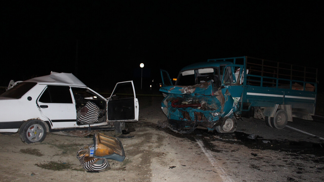 Sakarya&#039;da feci kaza! Kamyonet otomobile çarptı, bir aile parçalandı
