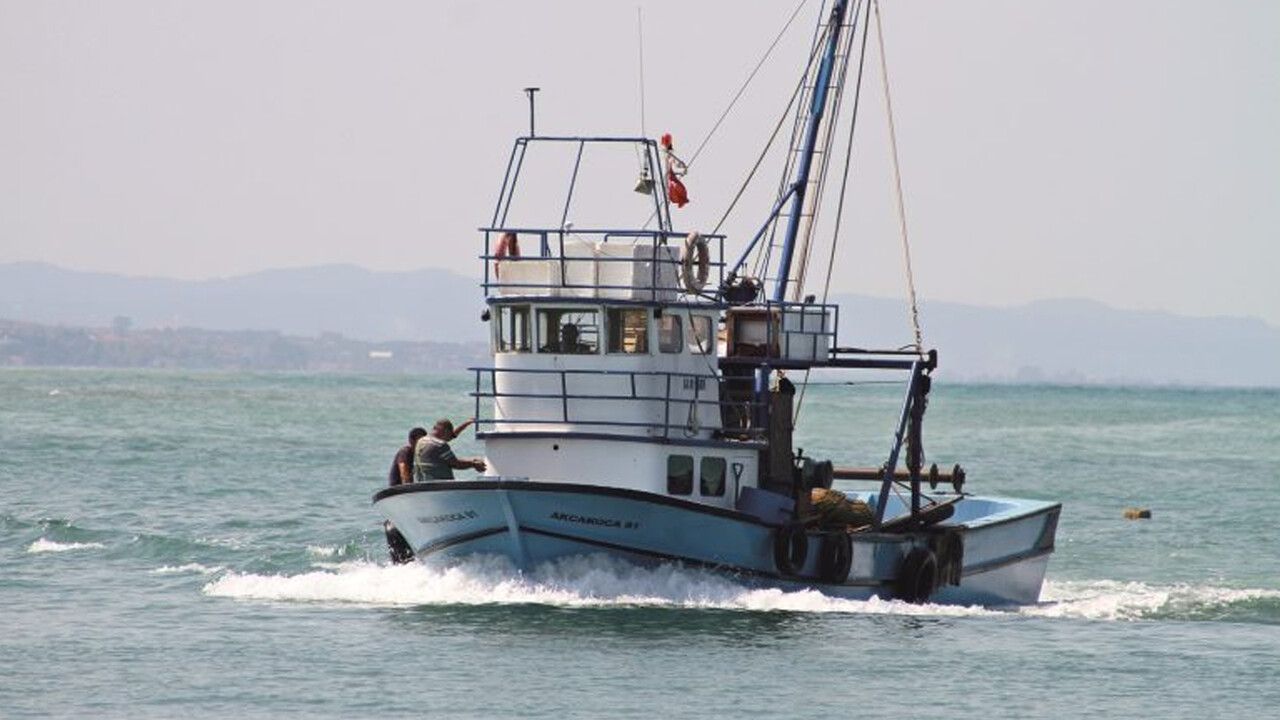 Balıkçı teknesi ruhsatı taksi plakasıyla yarışıyor