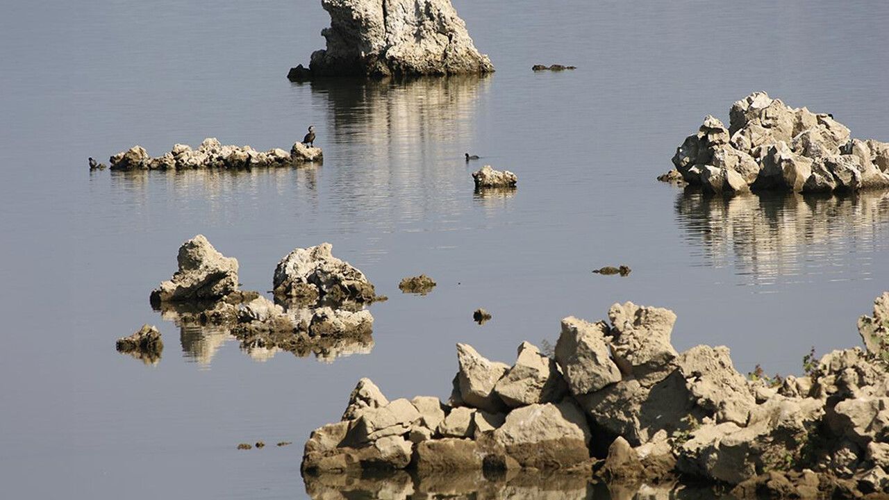 Meraklıları fotoğraf çekmeye geliyor! Baraj suları çekilince lav kalıntıları gün yüzüne çıktı
