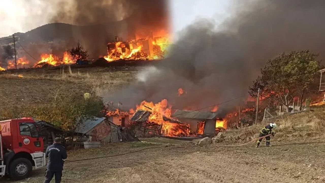 Kastamonu&#039;da yangın: 43 ev ve ahır alevlere teslim oldu