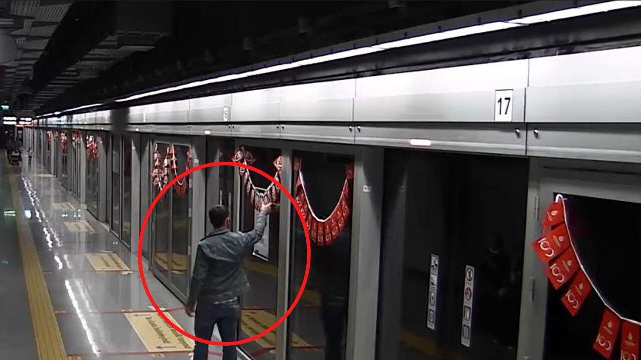 Gaziosmanpaşa&#039;da metroya asılan Türk bayraklarını yırtan şüpheli tutuklandı