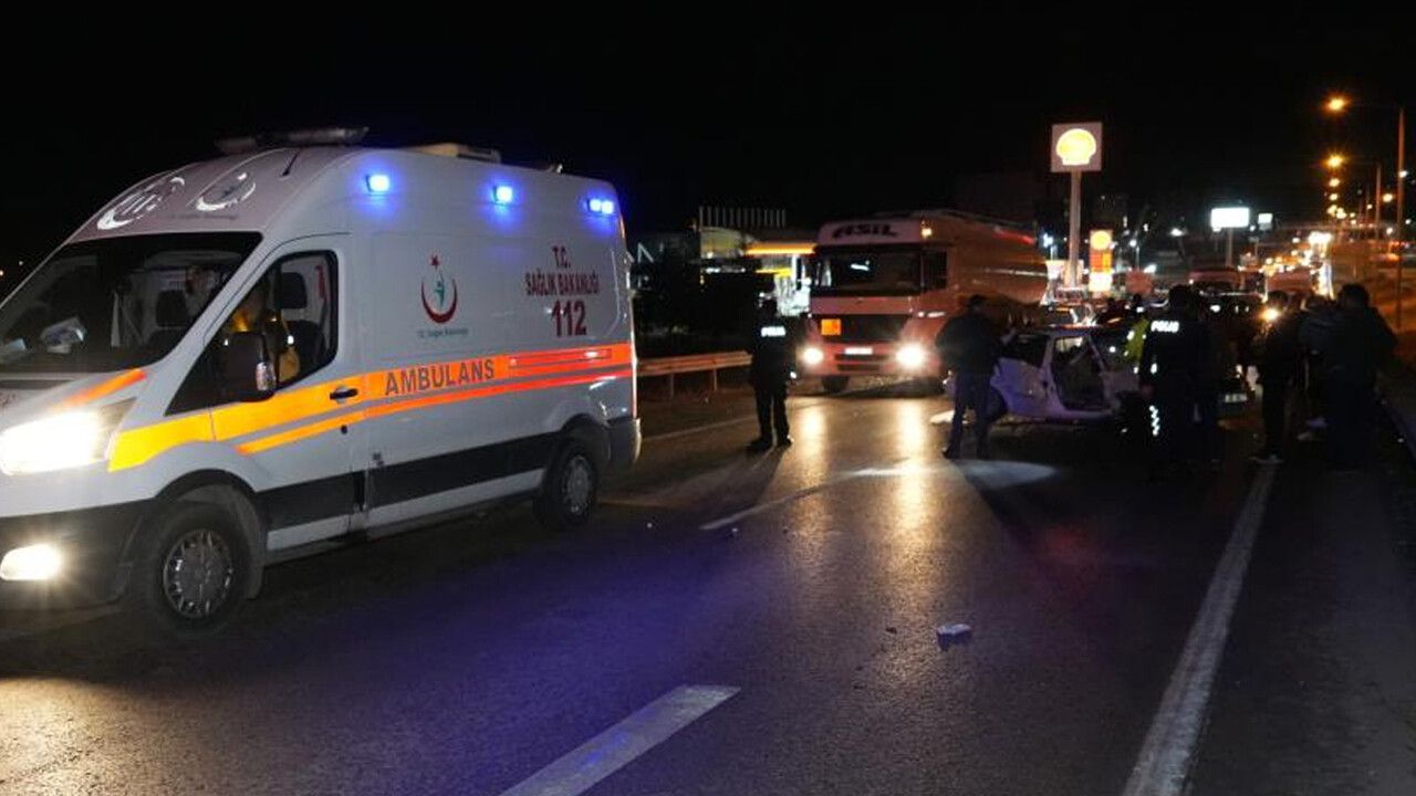 Kırıkkale&#039;de korkunç kaza! Kepçe ile 2 otomobil birbirine girdi: 4 yaralı var