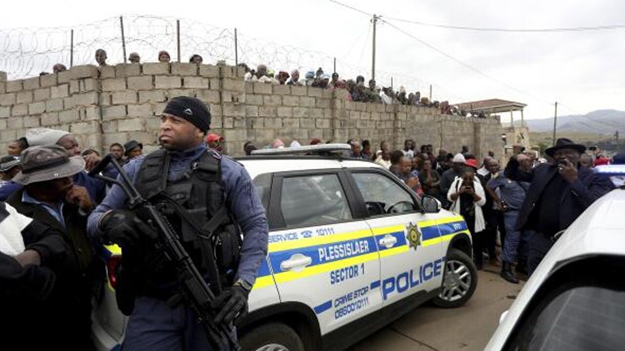 Güney Afrika&#039;da bakan soyuldu, korumaların silahları çalındı