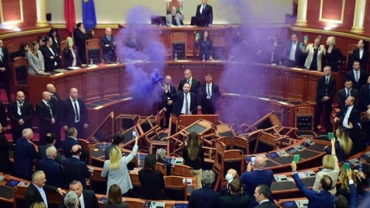 Arnavutluk parlamentosunda gerilim: Sis bombasıyla vekillere müdahale