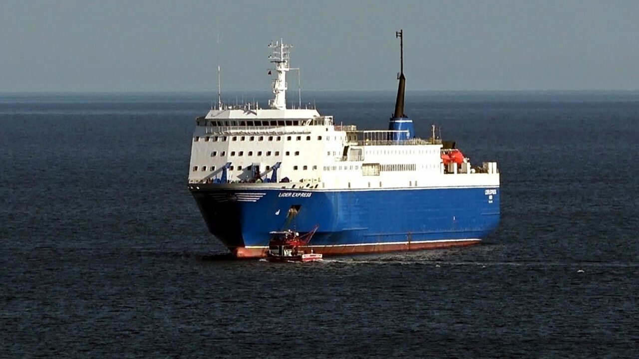 Yük gemisi günlerce Karadeniz&#039;de mahsur kaldı! Balıkçı tekneleriyle müdahale edildi