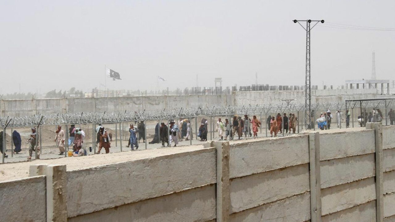 Pakistan 3 sınır kapısını açtı! Afgan göçmenleri sınır dışı edecekler 