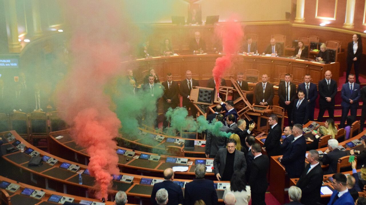 Arnavutluk&#039;ta parlamento karıştı! Fişekler, sisler havada uçuştu