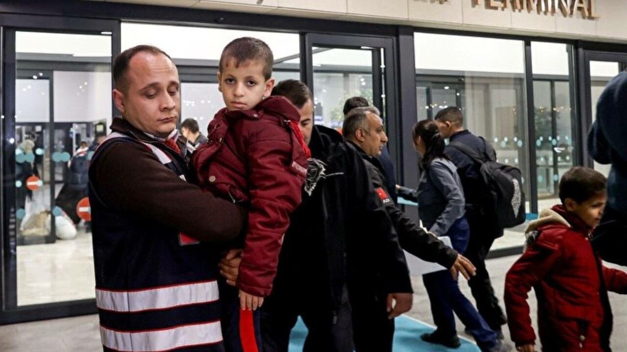 Gazze’den tahliye edilen 100 Türk ve KKTC vatandaşı İstanbul’a ulaştı