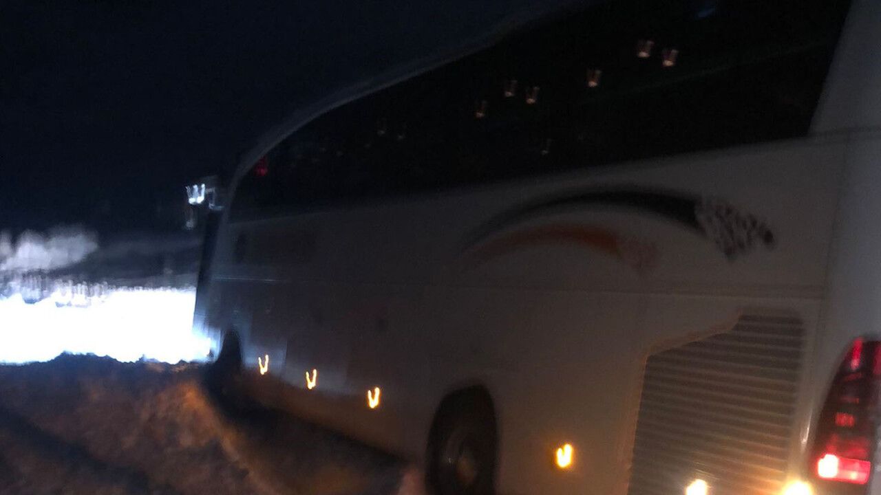 Artvin&#039;de yolcu otobüsü kara saplandı! 25 yolcu mahsur kaldı