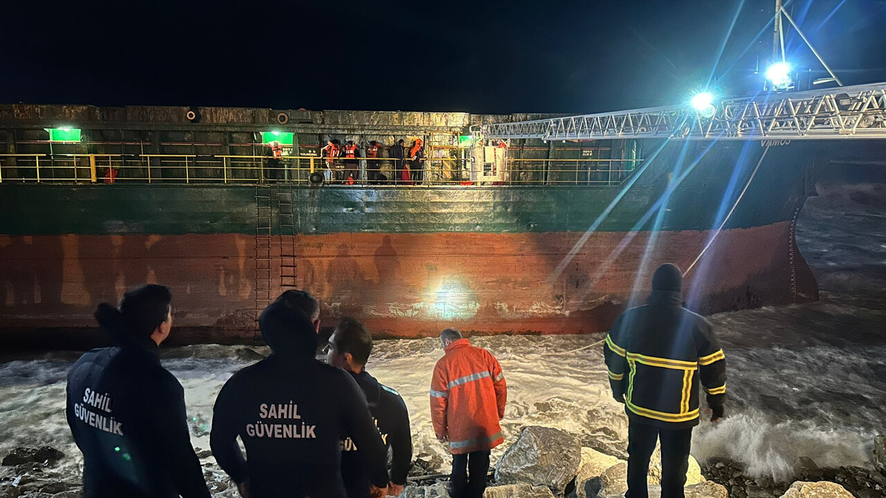 Kastamonu&#039;da yük gemisi karaya oturdu: Mürettebatı kurtarma çalışmaları sürüyor
