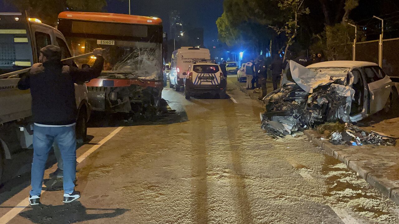 İzmir&#039;de feci kaza! Belediye otobüsü, otomobille kafa kafaya çarpıştı: Ölü ve yaralılar var