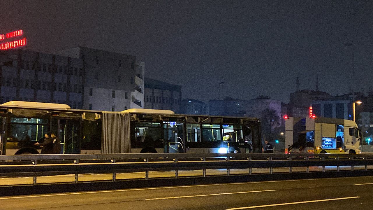 Kontrolden çıkan metrobüs reklam panosuna çarptı: 1 yaralı