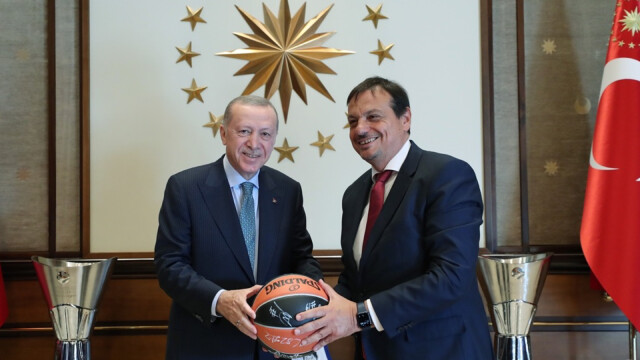 Cumhurbaşkanı Erdoğan ile Ergin Ataman arasında Atina&#039;da basketbol sohbeti