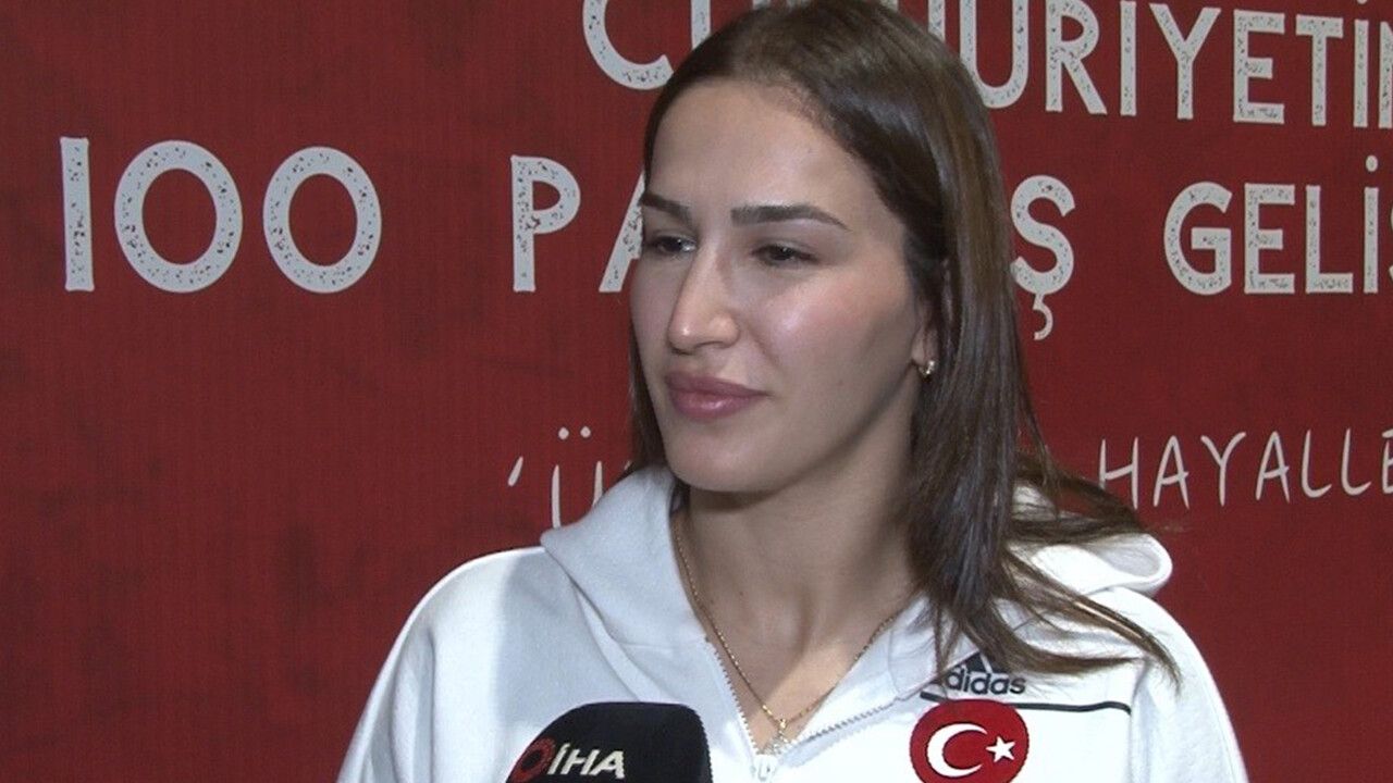 Dünya şampiyonu Milli güreşçi Buse Tosun Çavuşoğlu bir kez daha gururlandırdı