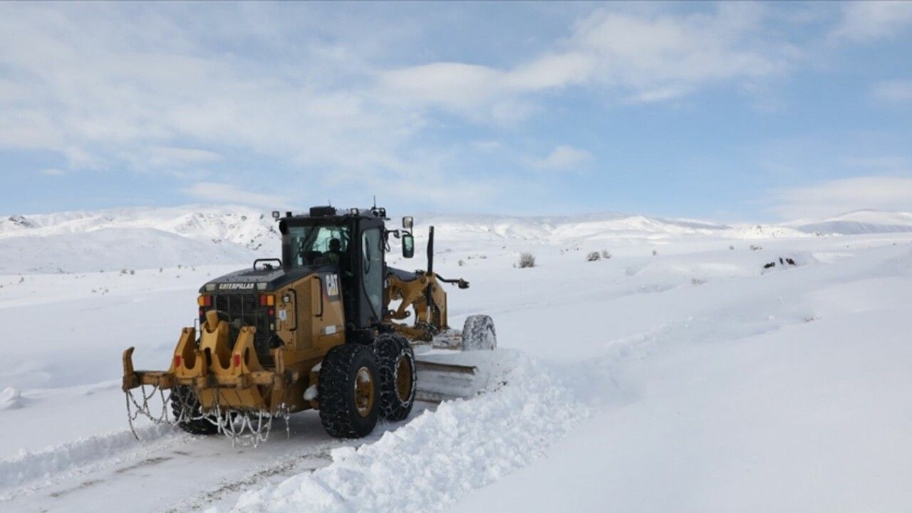 Kırklareli&#039;nin yüksek kesimlerinde şiddetli kar ulaşımı felç etti: Köylere ulaşılamıyor