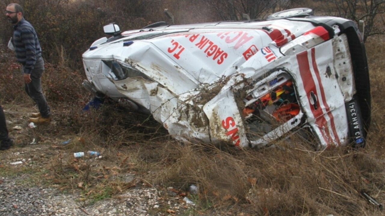 Konya&#039;da feci kaza! Ambulans ve kamyonet devrildi: Yaralılar var
