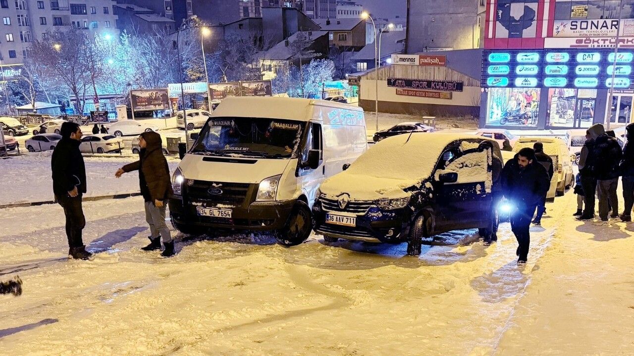 Erzurum&#039;da kar yağışının ardından zincirleme kaza! 8 araç birbirine girdi