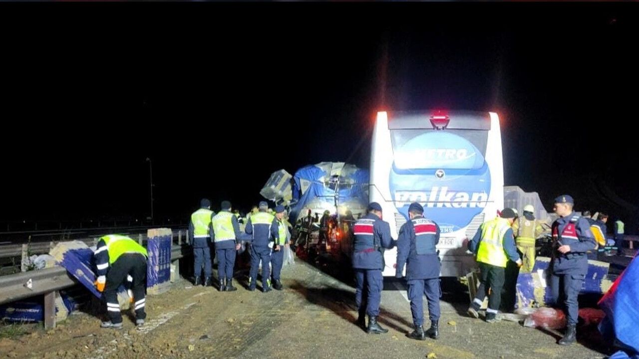 Kuzey Marmara Otoyolu’nda yolcu otobüsü ile tır çarpıştı: 1 ölü