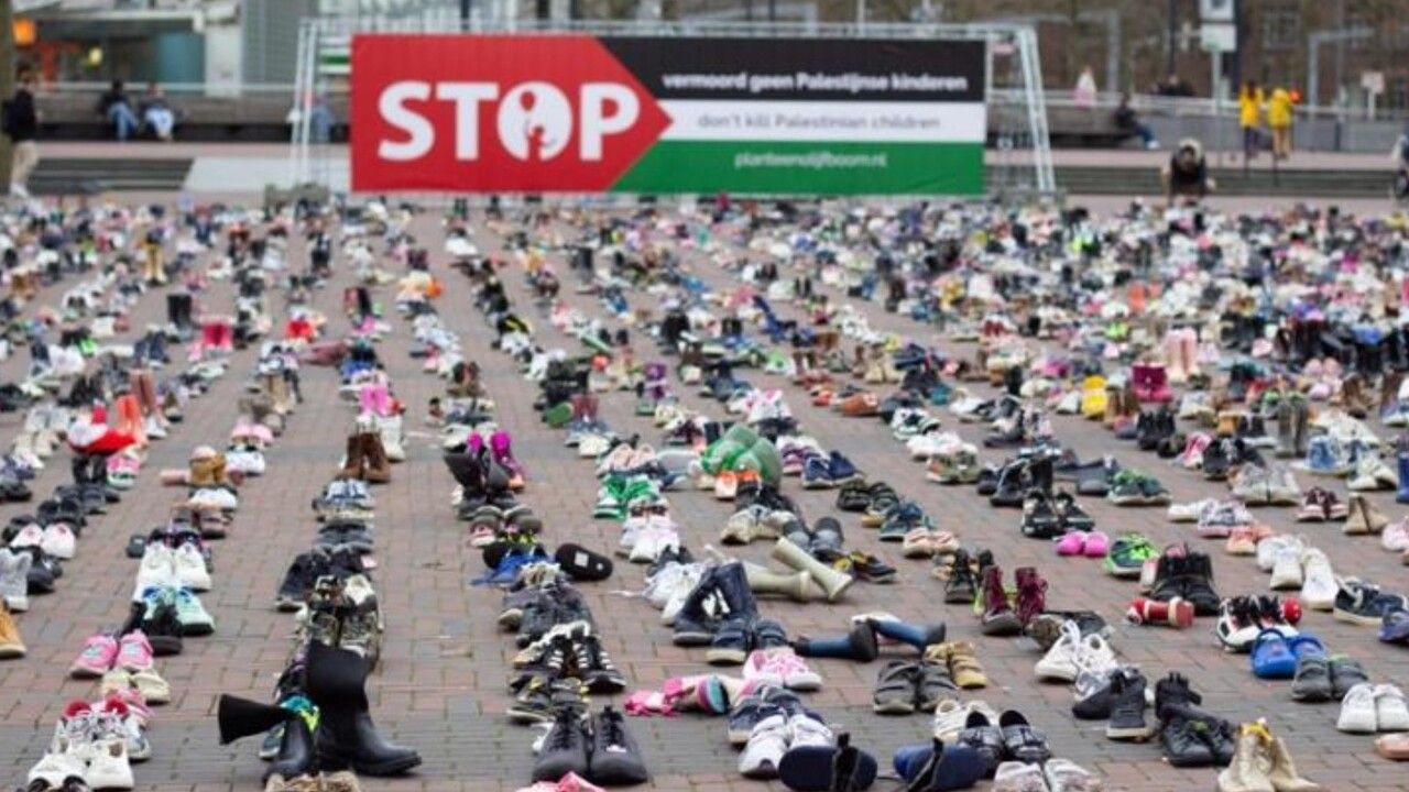 Hollanda&#039;da, İsrail&#039;in katlettiği Filistinli çocuklar için yaklaşık 8 bin çift ayakkabı bırakıldı