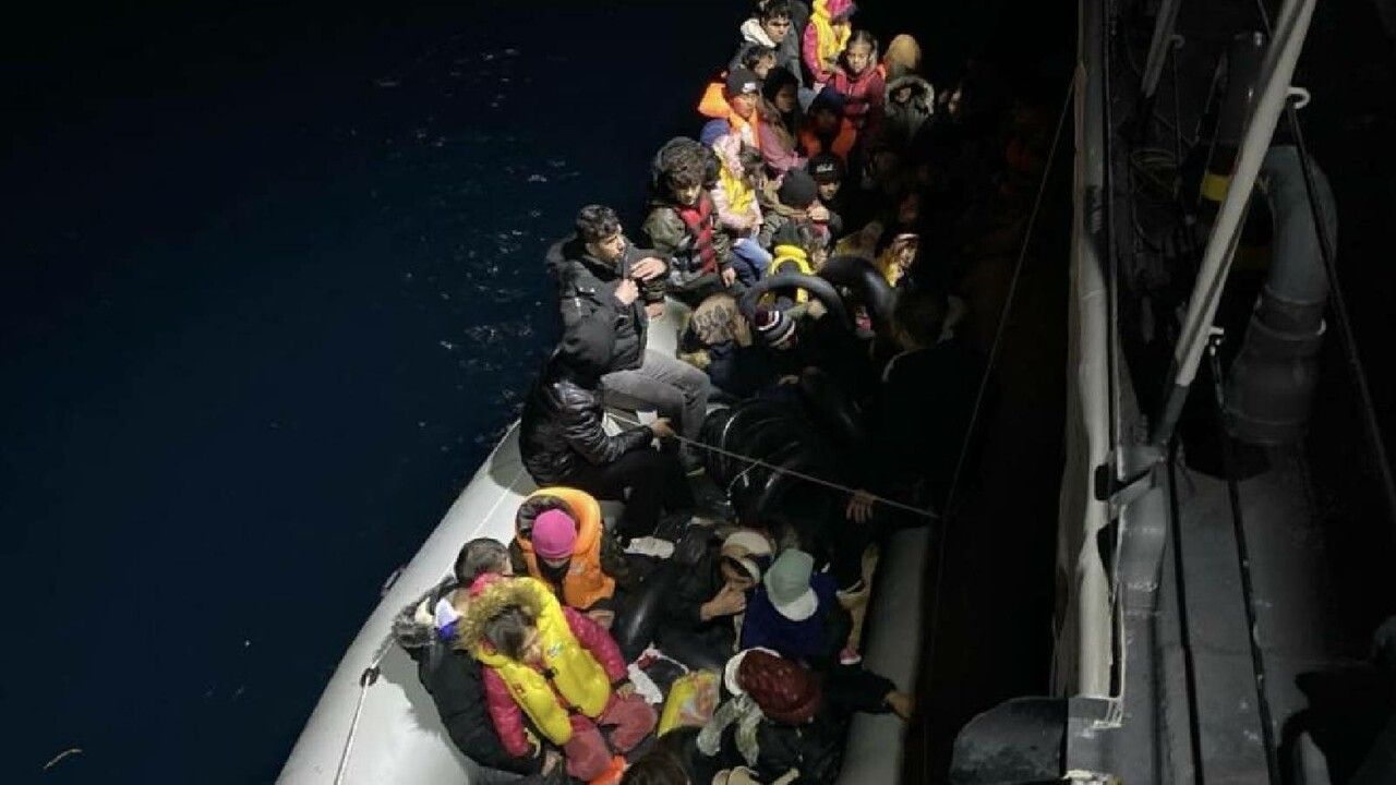 Lastik botta umuda yolculuk yarıda kaldı! Ayvacık açıklarında 80 kaçak göçmen yakalandı  