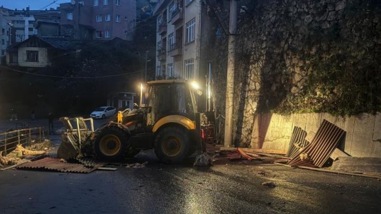 Zonguldak&#039;ta fırtına: Çatılar uçtu, elektrikler kesildi