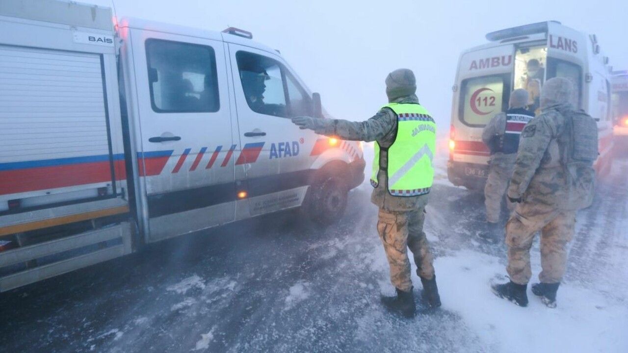 Kars&#039;ta can pazarı! Karda mahsur kalan otomobil kazaya karıştı: Ölü ve yaralılar var