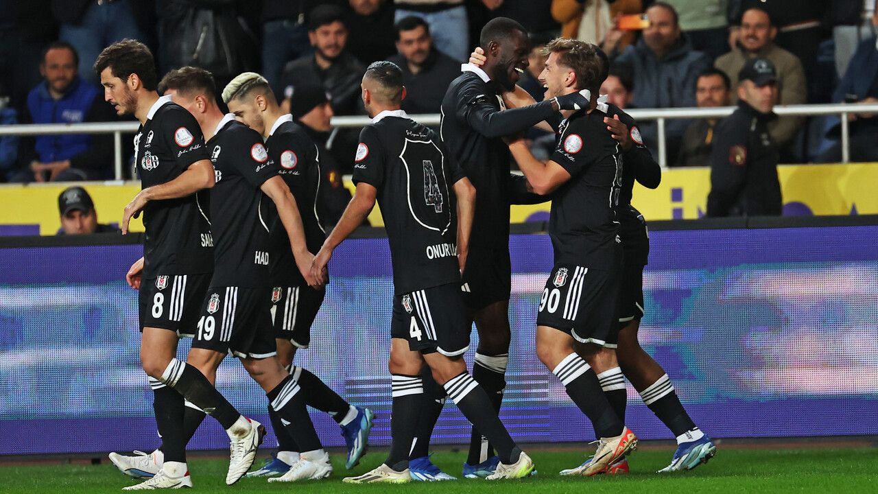 Genç Semih (Kılıçsoy) Süper Lig&#039;de ilk golünü attı, Kartal yeni yıla umutlu giriyor (Hatayspor - Beşiktaş: 1-2 Maç Sonucu)