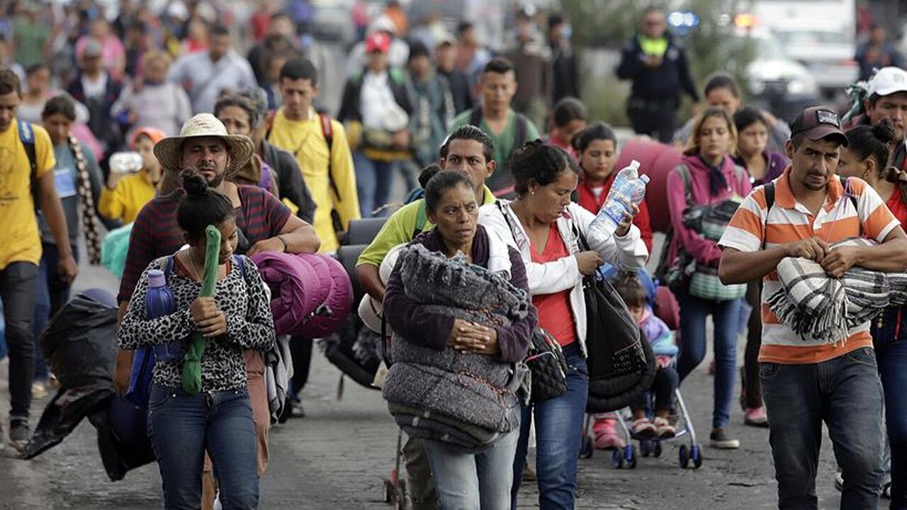Meksika&#039;da 10 bin kişiilik konvoy ABD sınırına yürüyor