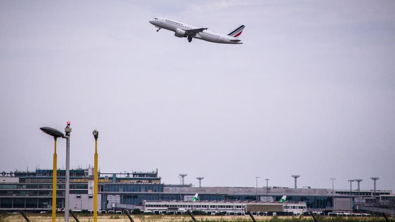 Paris uçağında kaçak yolcu alarmı! 2,5 saat iniş takımlarında seyahat etti