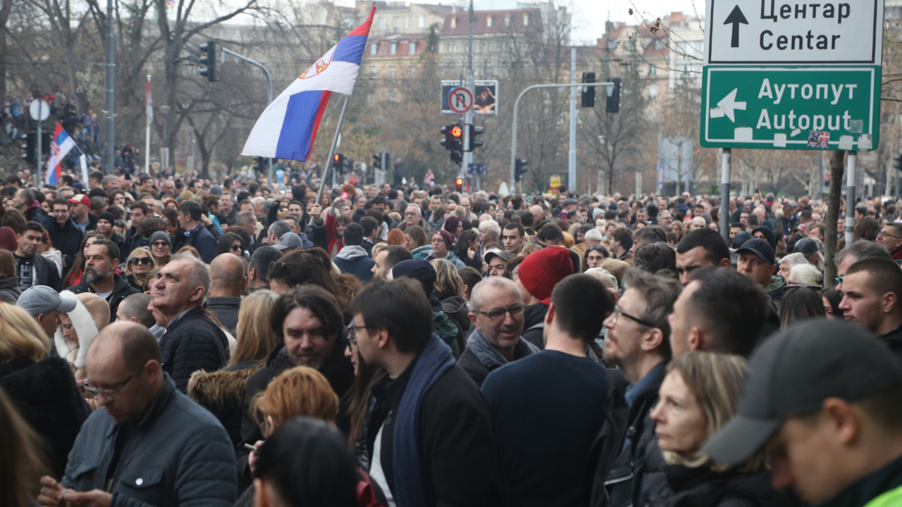 Muhalifler sokaklara döküldü! Sırbistan&#039;da olaylı seçimden sonra gerginlik tırmanıyor