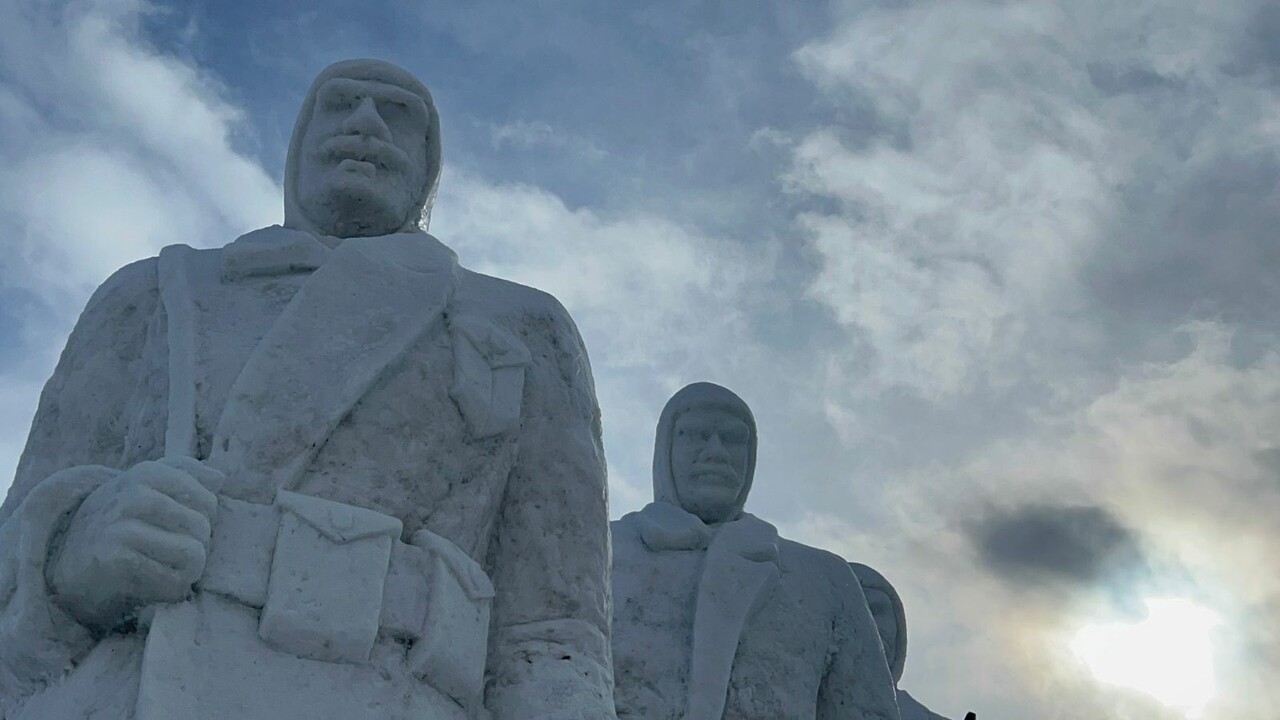 Sarıkamış şehitleri kardan heykellerle anılıyor! Yapımı için 200 kamyon kar taşındı