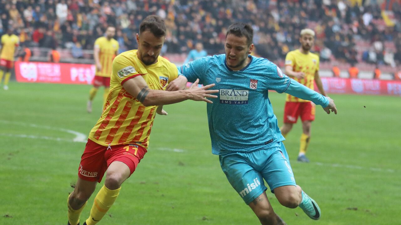 Sivasspor&#039;un gol makinesi Rey Manaj Galatasaray maçında cezalı duruma düştü