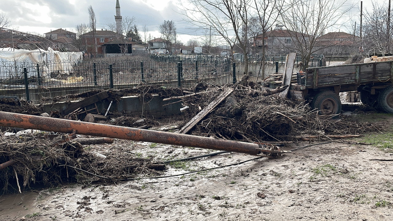 Kırklareli&#039;de şiddetli sağanak: Dereler taştı, evler su altında kaldı